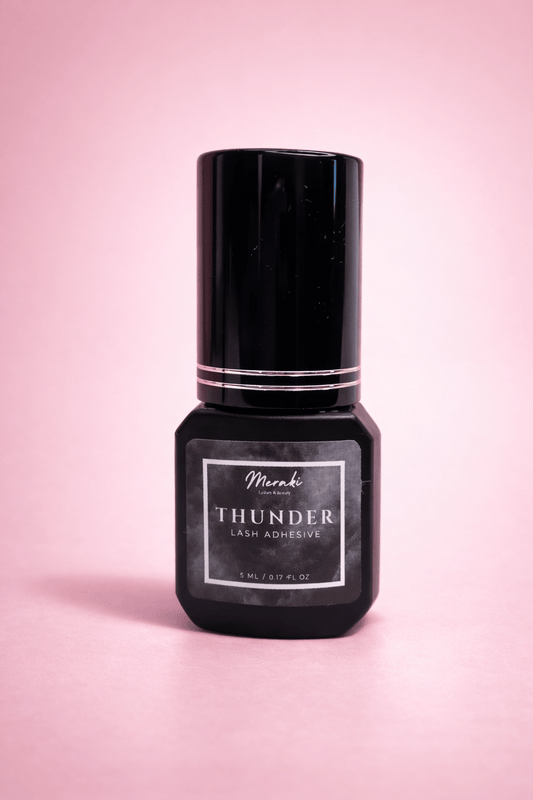 Thunder Lash Adhesive 5 ml – 0.5 s | 6–7 Wks | Medium - Thin | 40–55 % | Pro - Meraki Lashes and Beauty